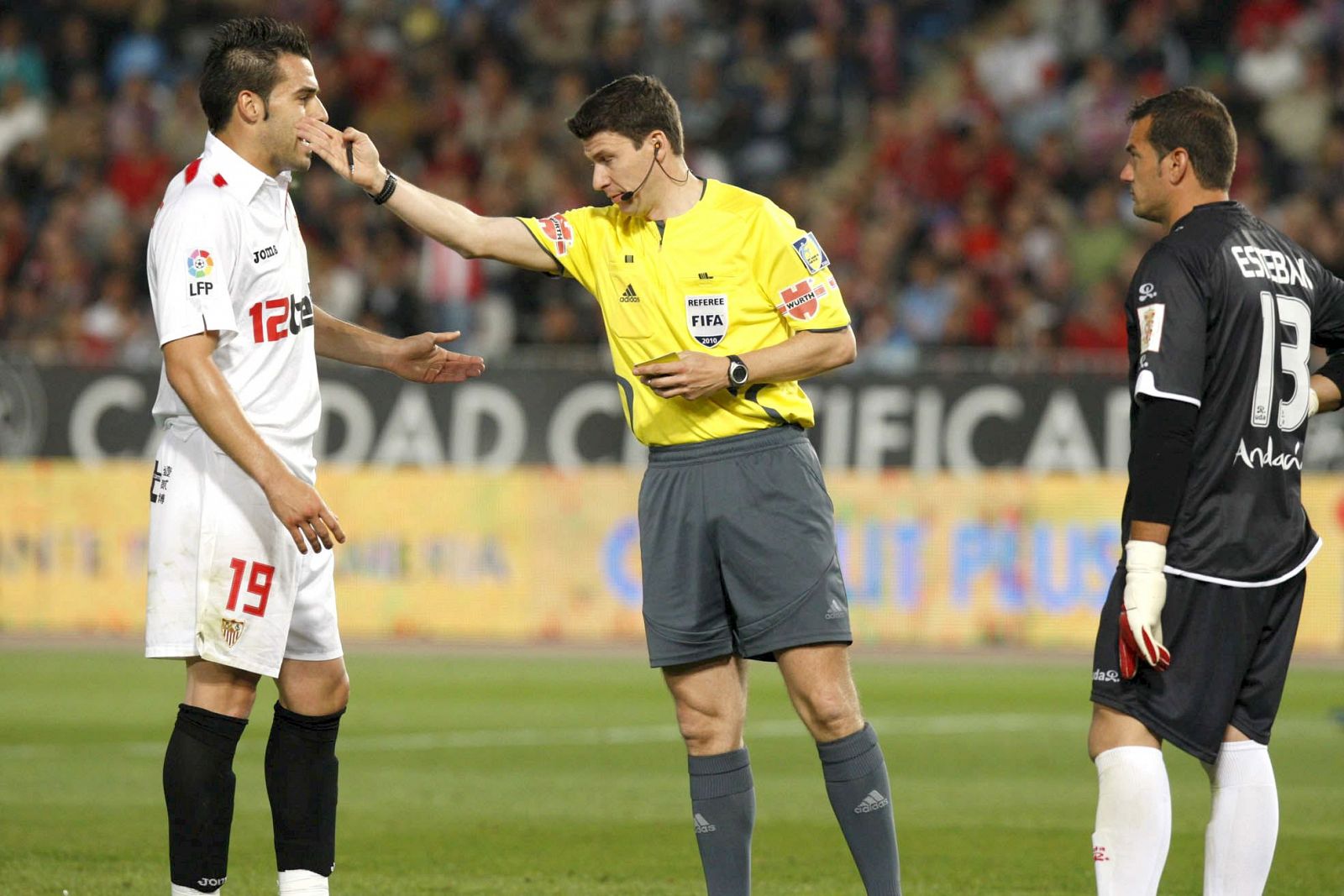 Momento en que Rubinos Pérez expulsa a Negredo durante el partido Almería-Sevilla.