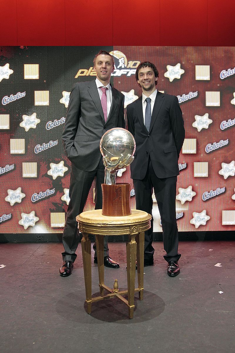 Dusko Savanovic, del Cajasol, y Sergio Llull, del Real Madrid, en la gala de presentación de los  'playoffs'.