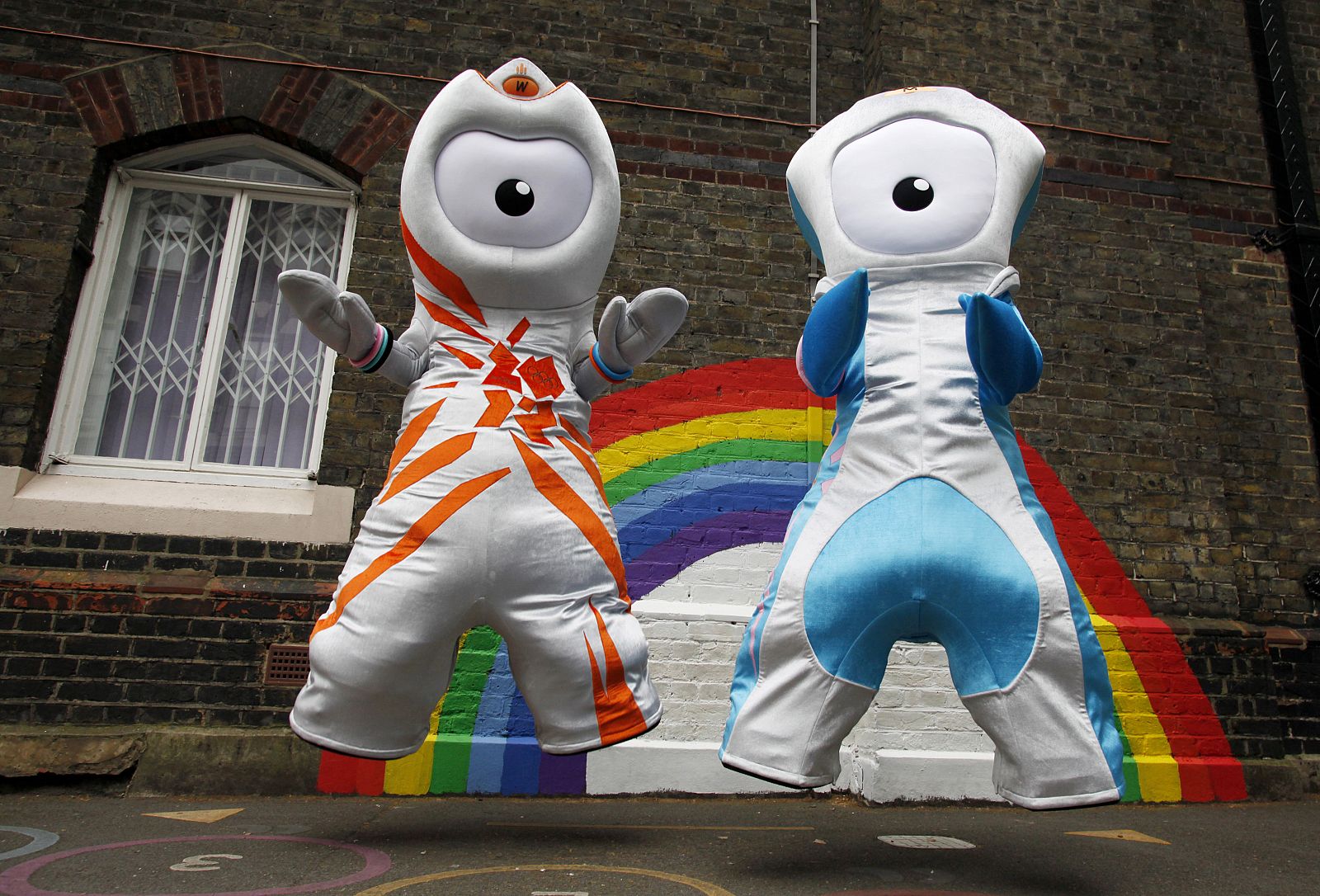 Wenlock, la mascota Olímpica y Mandevilla, la Paraolímplica de los Juegos de Londres 2012 se divierten en un colegio de educación primaria en Londres.