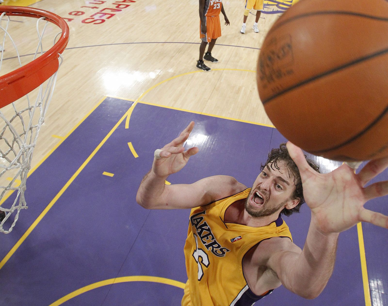 El jugador de los Lakers de Los Ángeles, el español Pau Gasol, se dirige a la cesta ante los Suns de Phoenix.