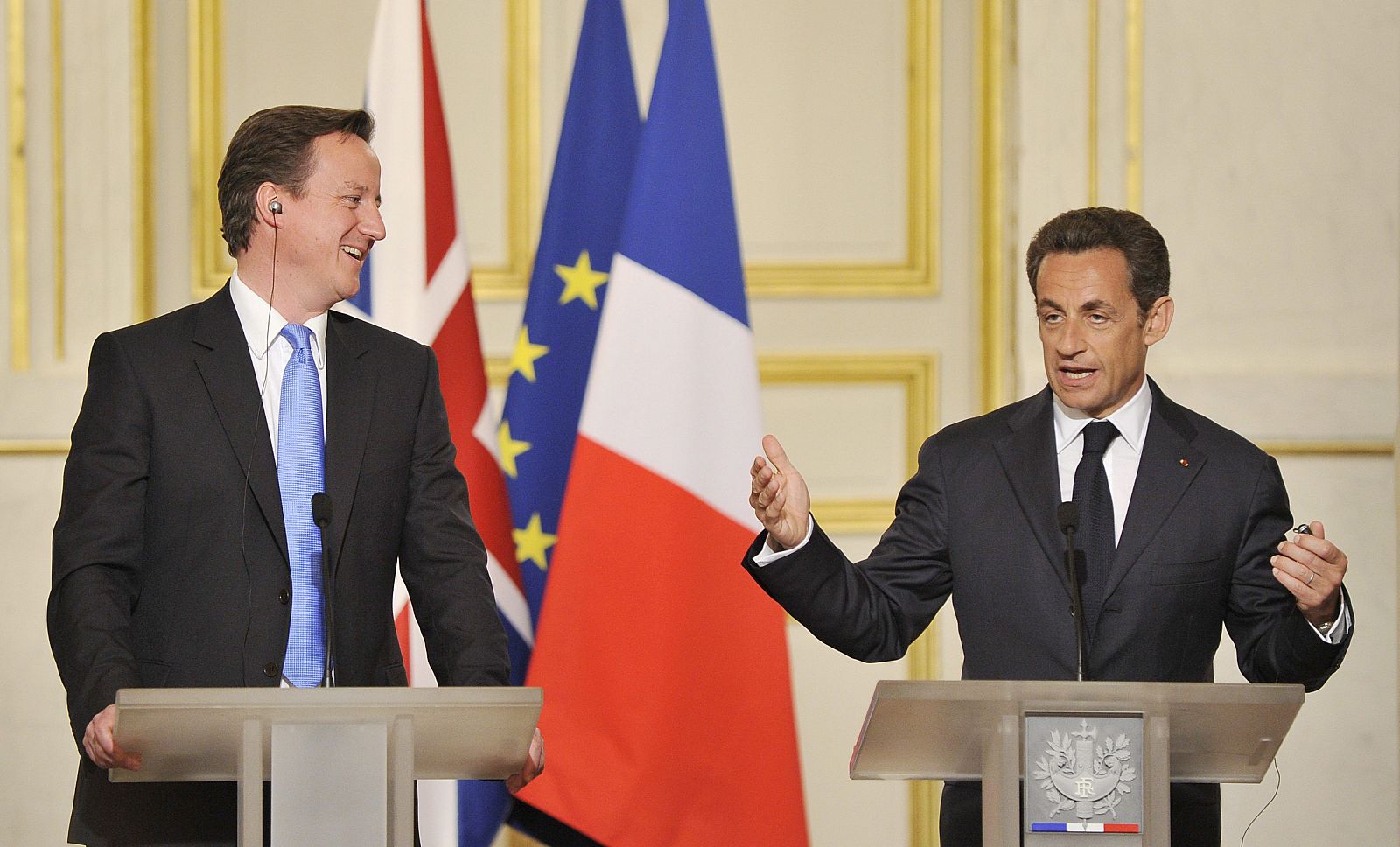 SARKOZY RECIBE EN PARÍS A CAMERON EN SU PRIMER DESPLAZAMIENTO AL EXTRANJERO