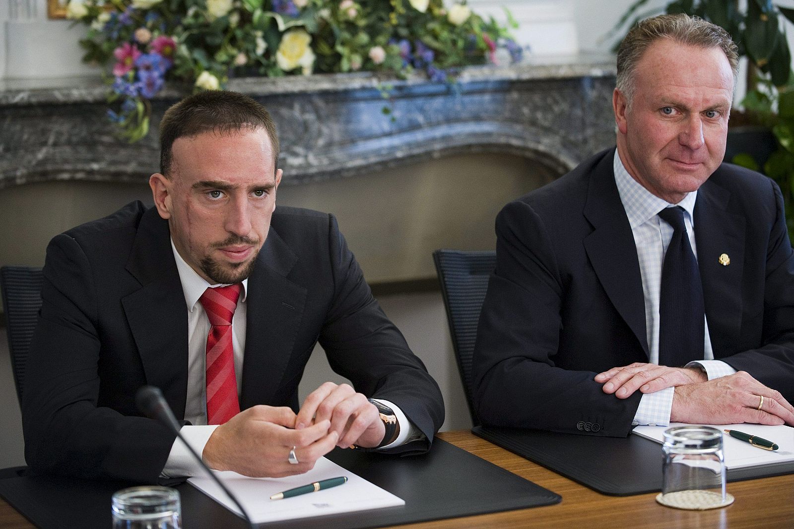 El presidente del Bayern de Munich, Karl-Heinz Rummenigge (d), y el jugador francés del club Franck Ribéry