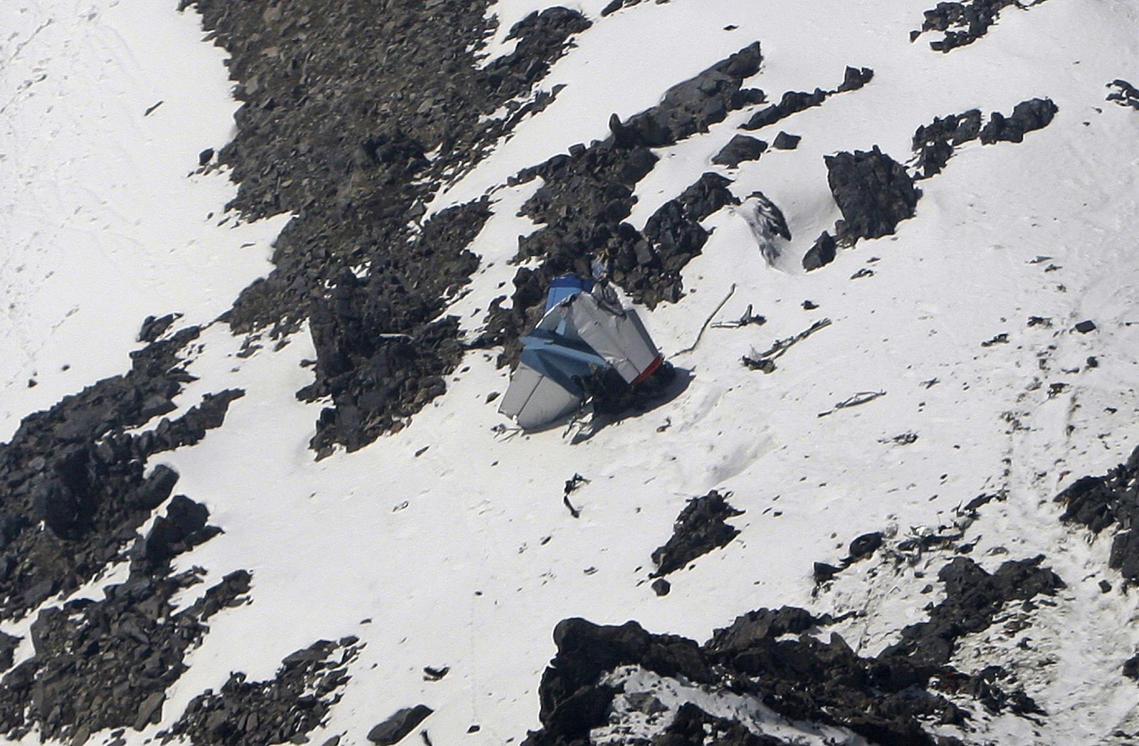 Restos del avión tras el accidente en un montaña al norte de Kabul