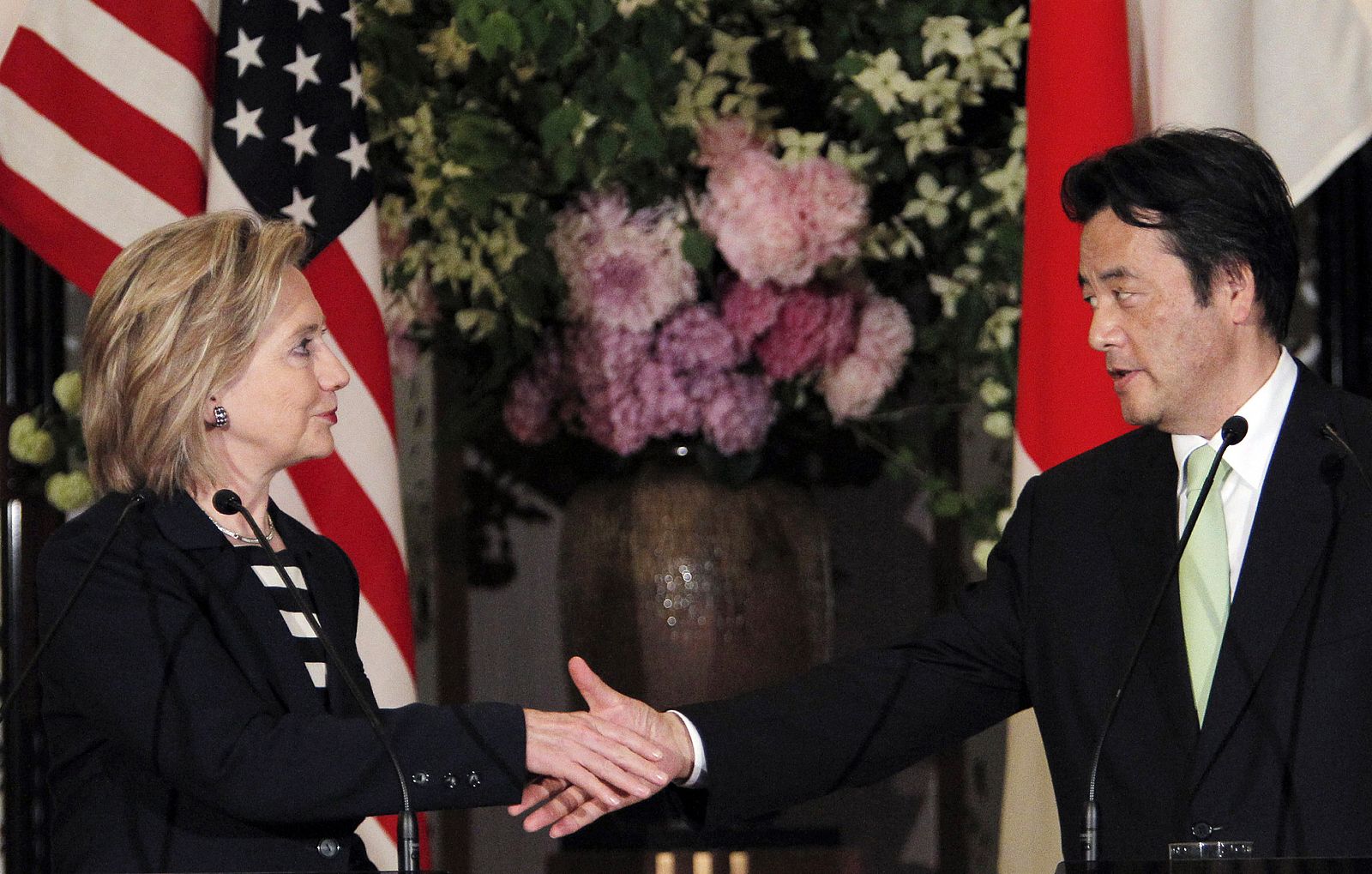 Hillary Clinton y Katsuya Okada tras la rueda de prensa