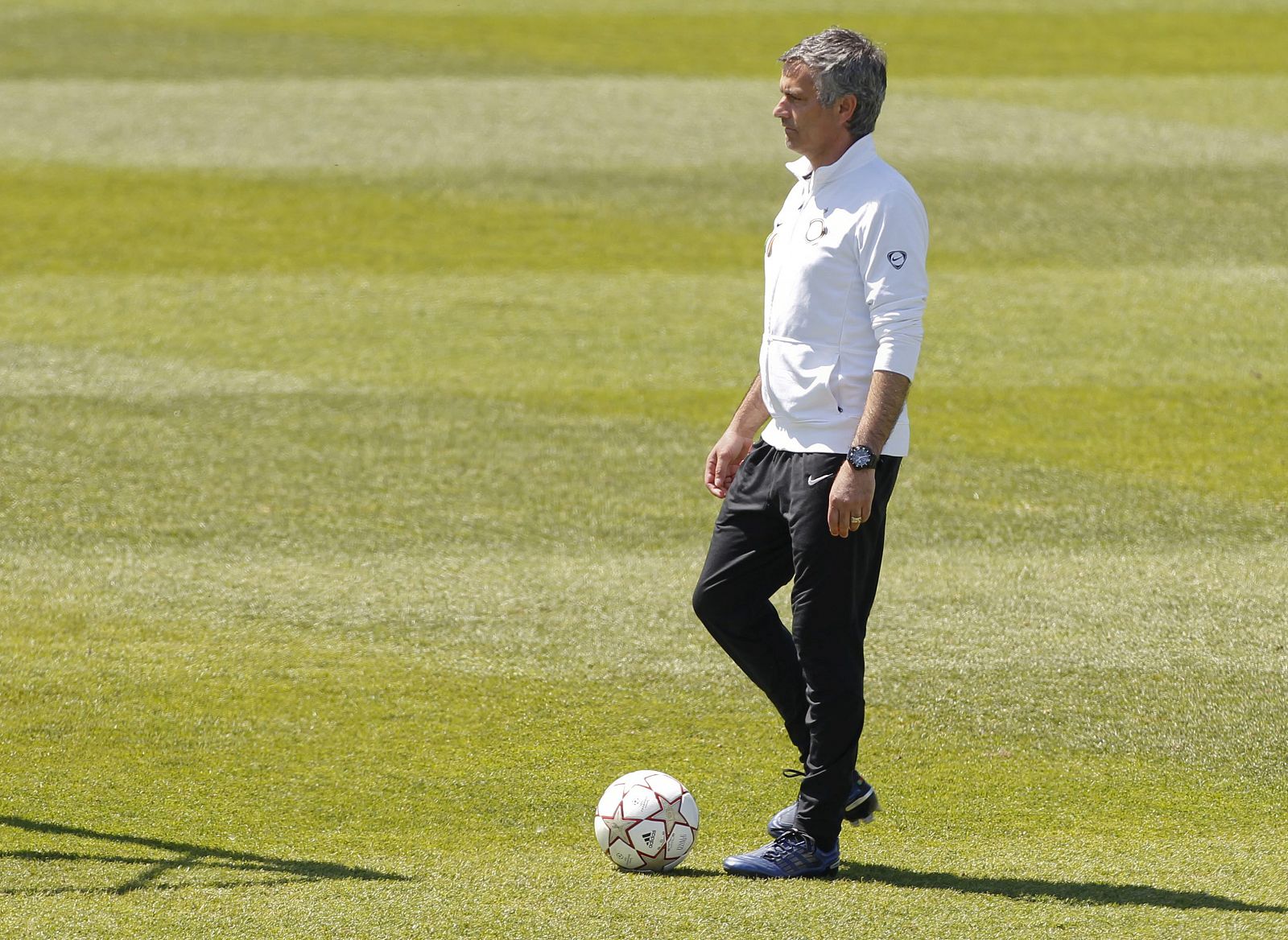 Jose Mourinho pisó por media hora el césped del equipo en el que muchos le sitúan.