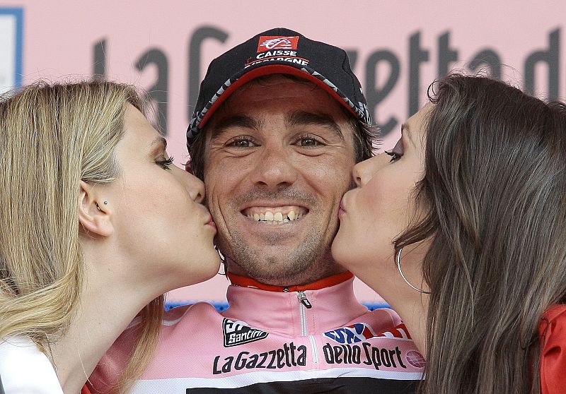 Arroyo, en el podio como nuevo líder del Giro.