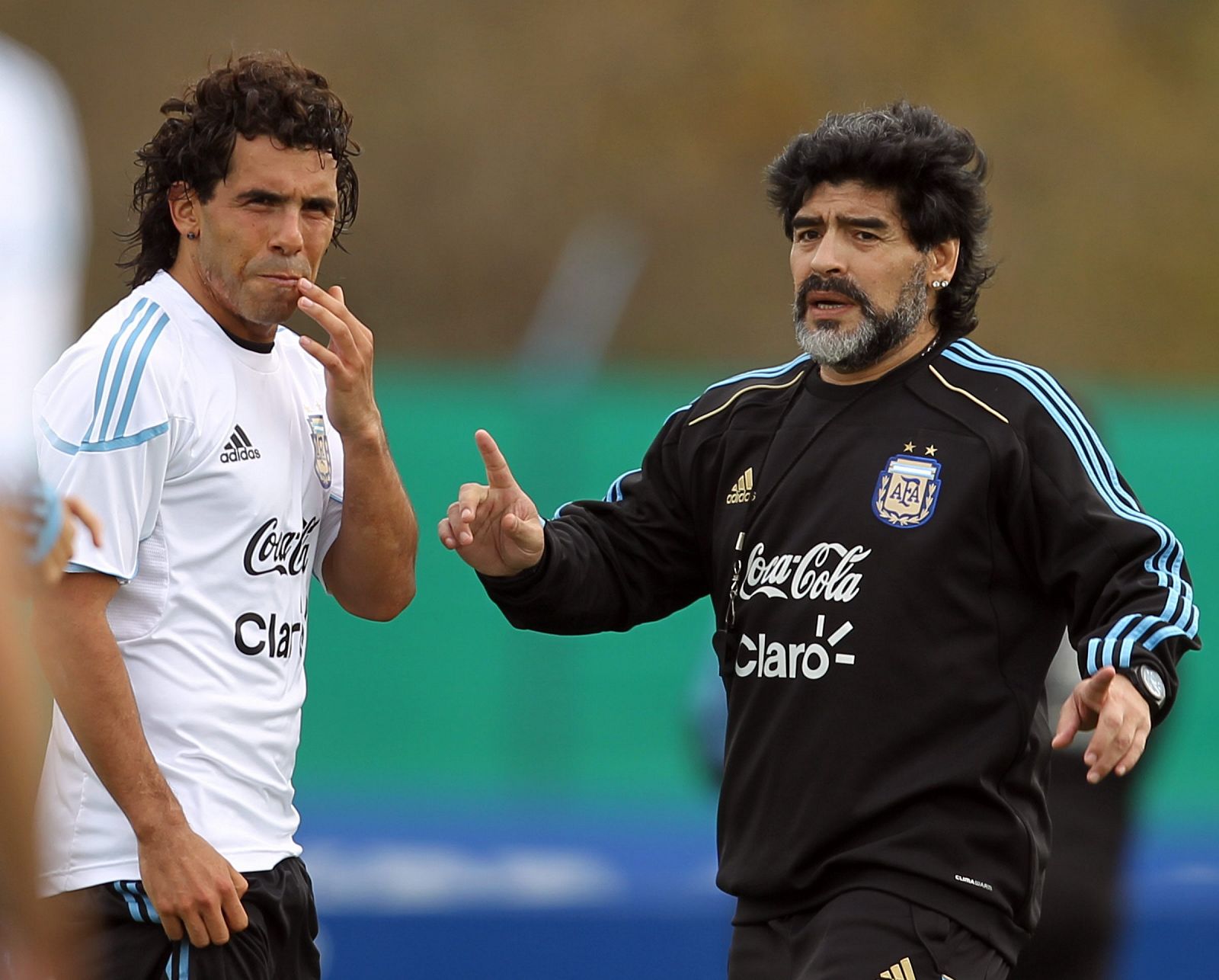 Diego Armando Maradona, seleccionador de Argentina, da instrucciones a Carlos Tévez.