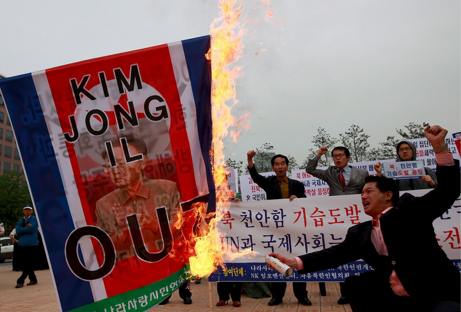 Activistas surcoreanos prenden fuego un cartel con el líder norcoreano