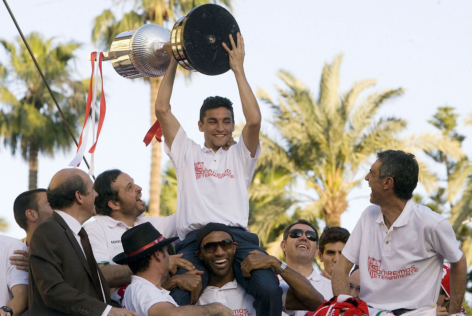 Jesús Navas, levanta el trofeo observado por sus compañeros y el presidente, José María del Nido