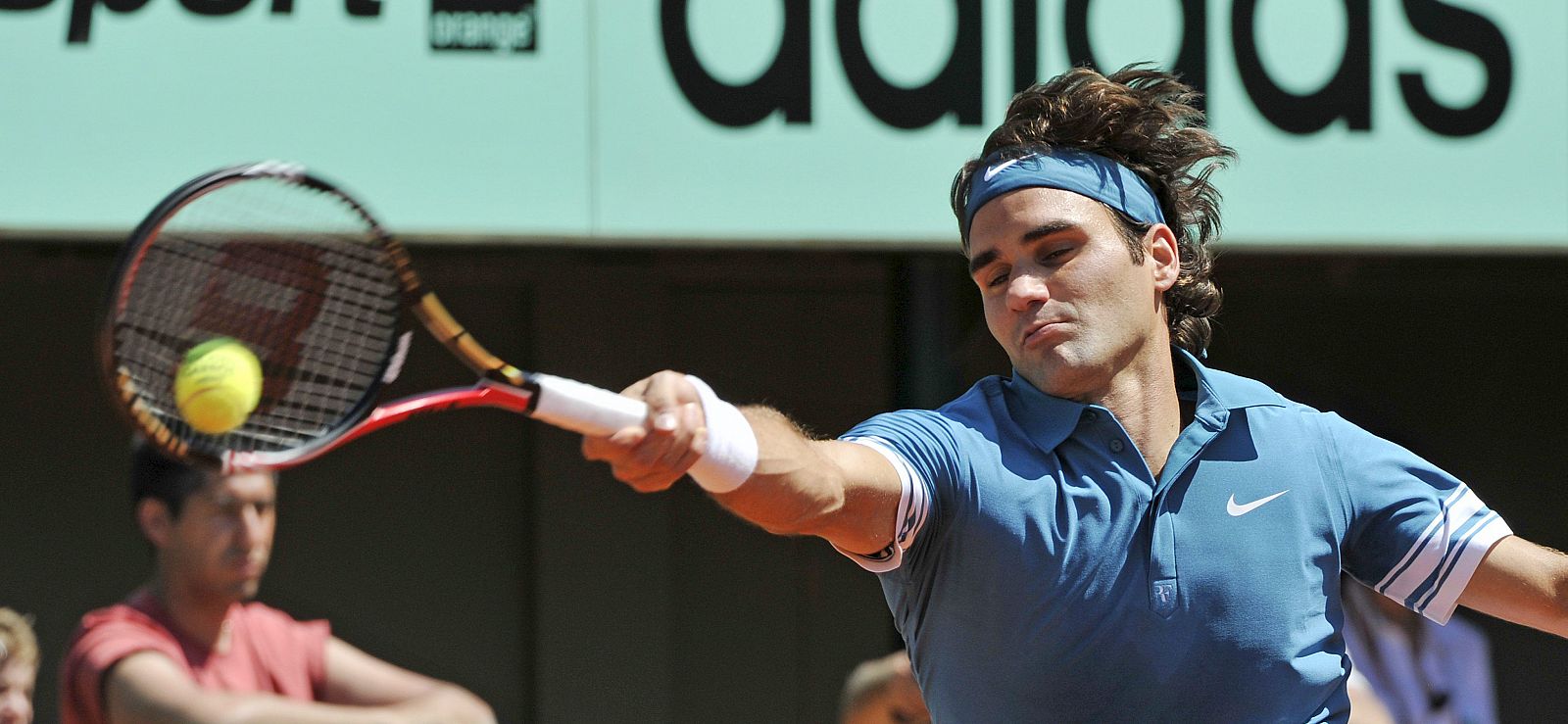 El tenista suizo Roger Federer devuelve el golpe al australiano Peter Luczak durante su partido de la primera ronda.