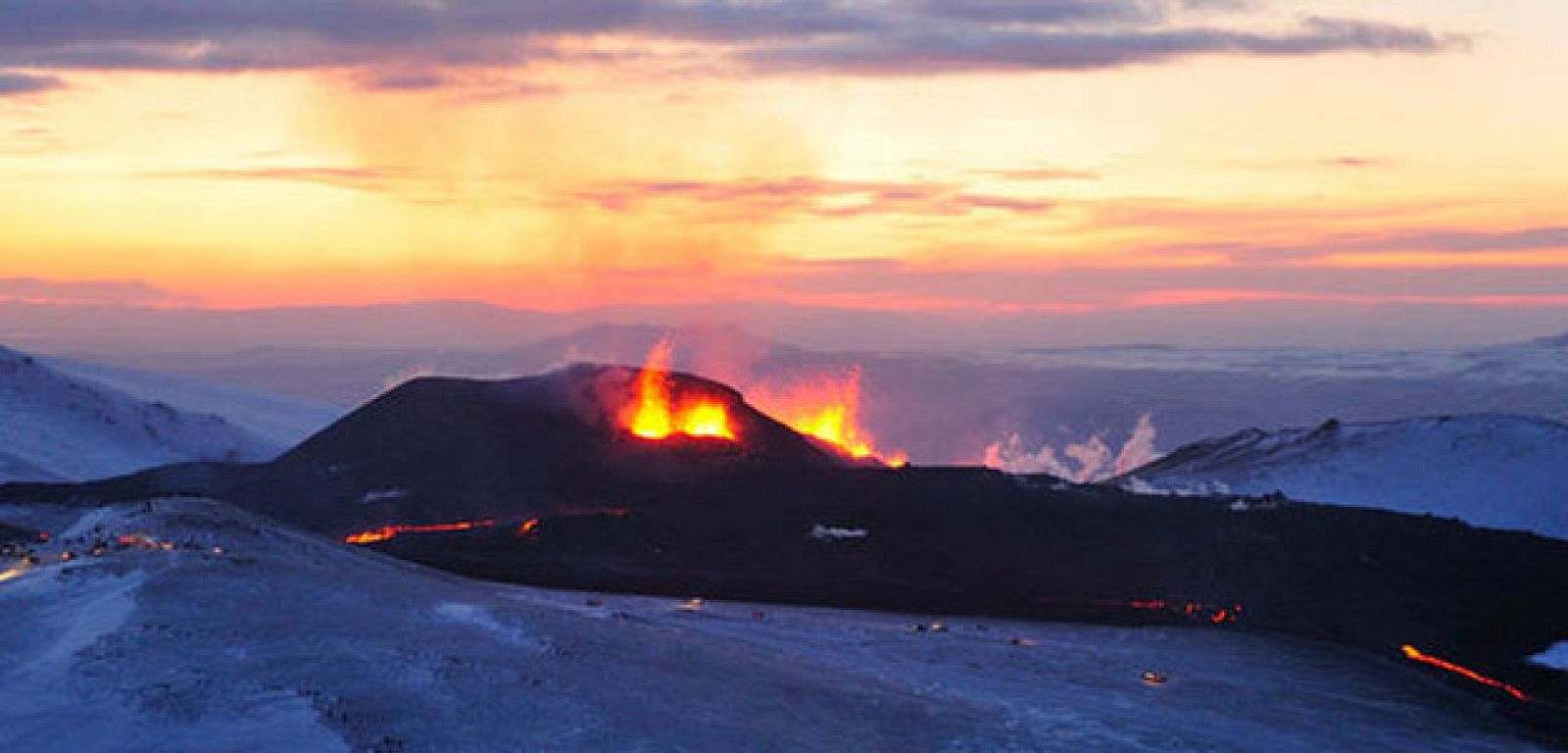  El volcán islandés que se ha convertido en destino turítico, en erupción.
