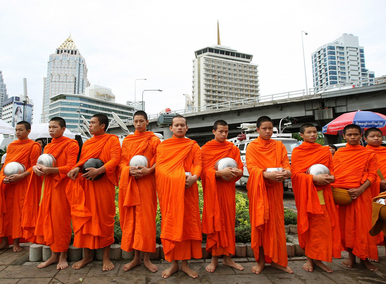 Monjes budistas tailandeses durante la ceremonia en le centro de Bangkok