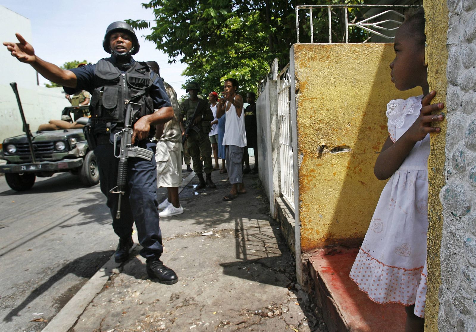 Los soldados han tomado las calles de Kingston, la capital jamaicana, y registran las casas en busca del narcotraficante 'Dudus'.