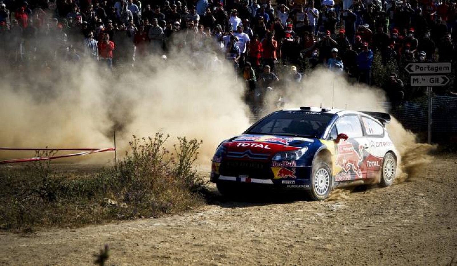 El francés Sebastian Loeb acecha a su compañero y compatriota Ogier.