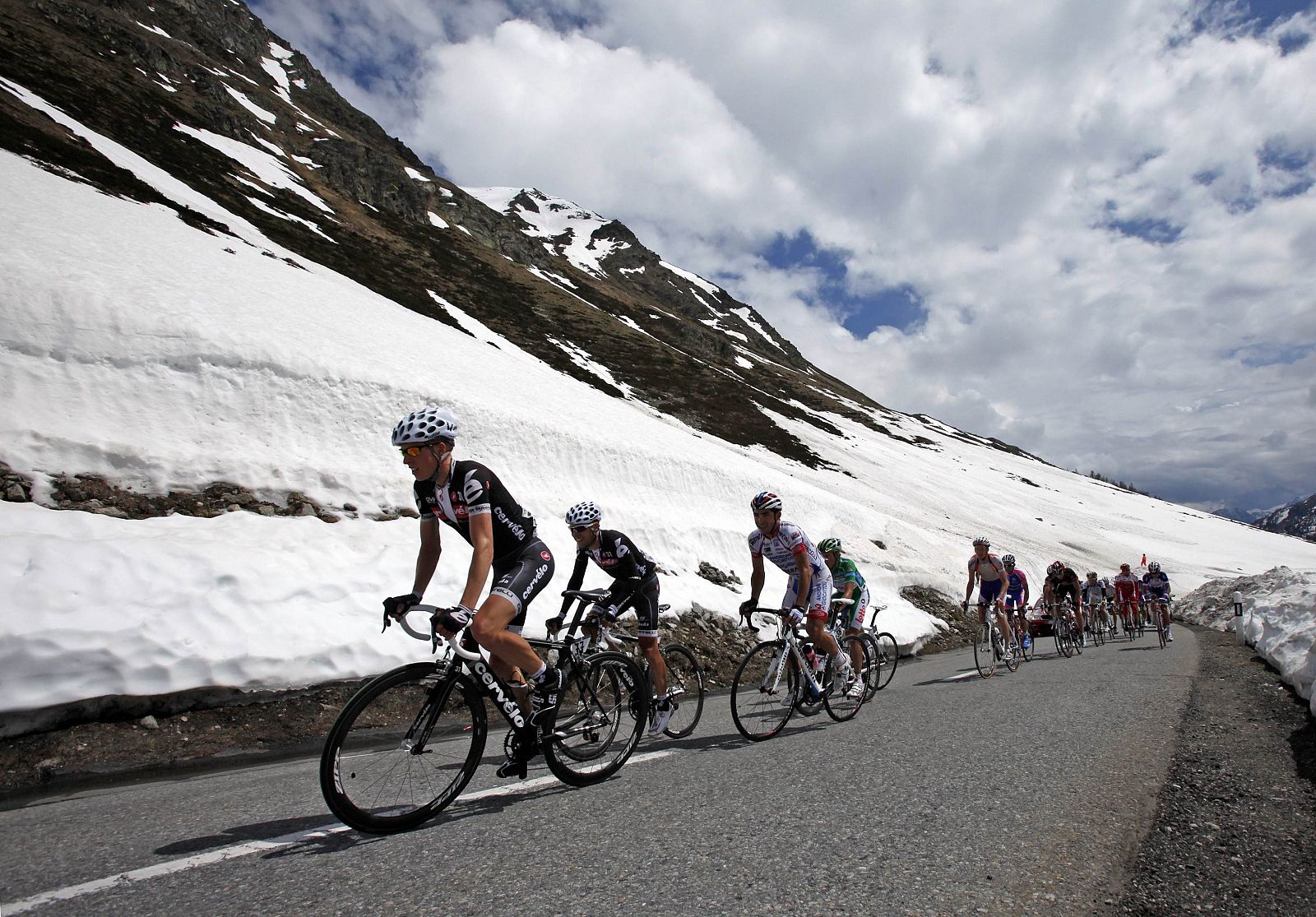 Los corredores en las laderas nevadas del Gavia.