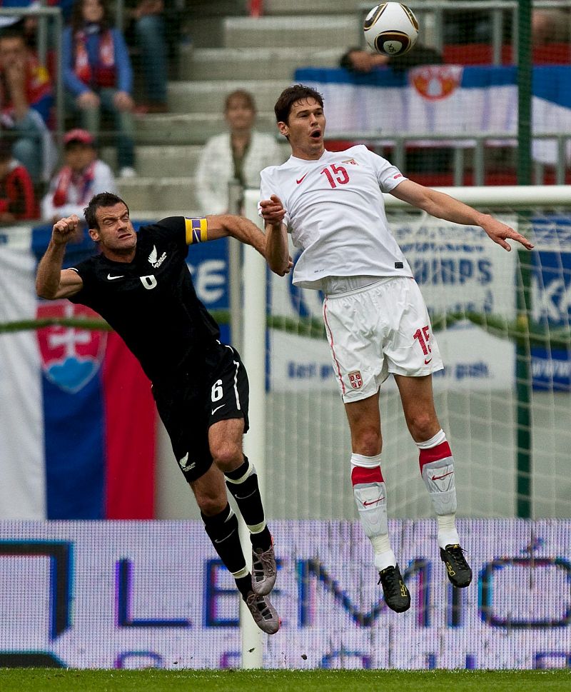 Ryan Nelsen (i) de Nueva Zelanda salta por el balón con Nikola Zigic (d) de Serbia