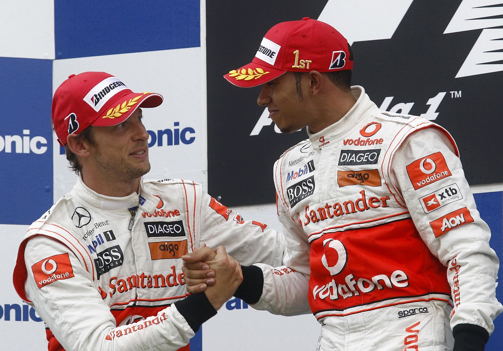 Jenson Button felicita a Hamilton por haber ganado su primera carrera y conseguir el primer doblete del año para la escudería.