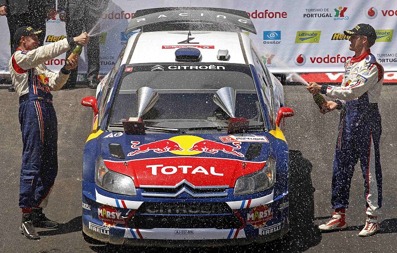 Sebastien Ogier (D) y su copiloto Julien Ingrassia celebran su primera victoria en el Mundial de Rallyes.