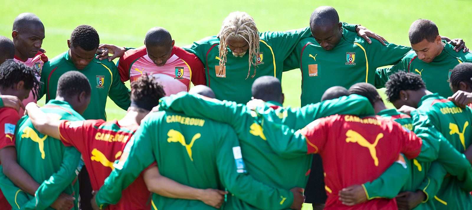 Los jugadores de la selección de Camerún hacen 'piña' antes del Mundial