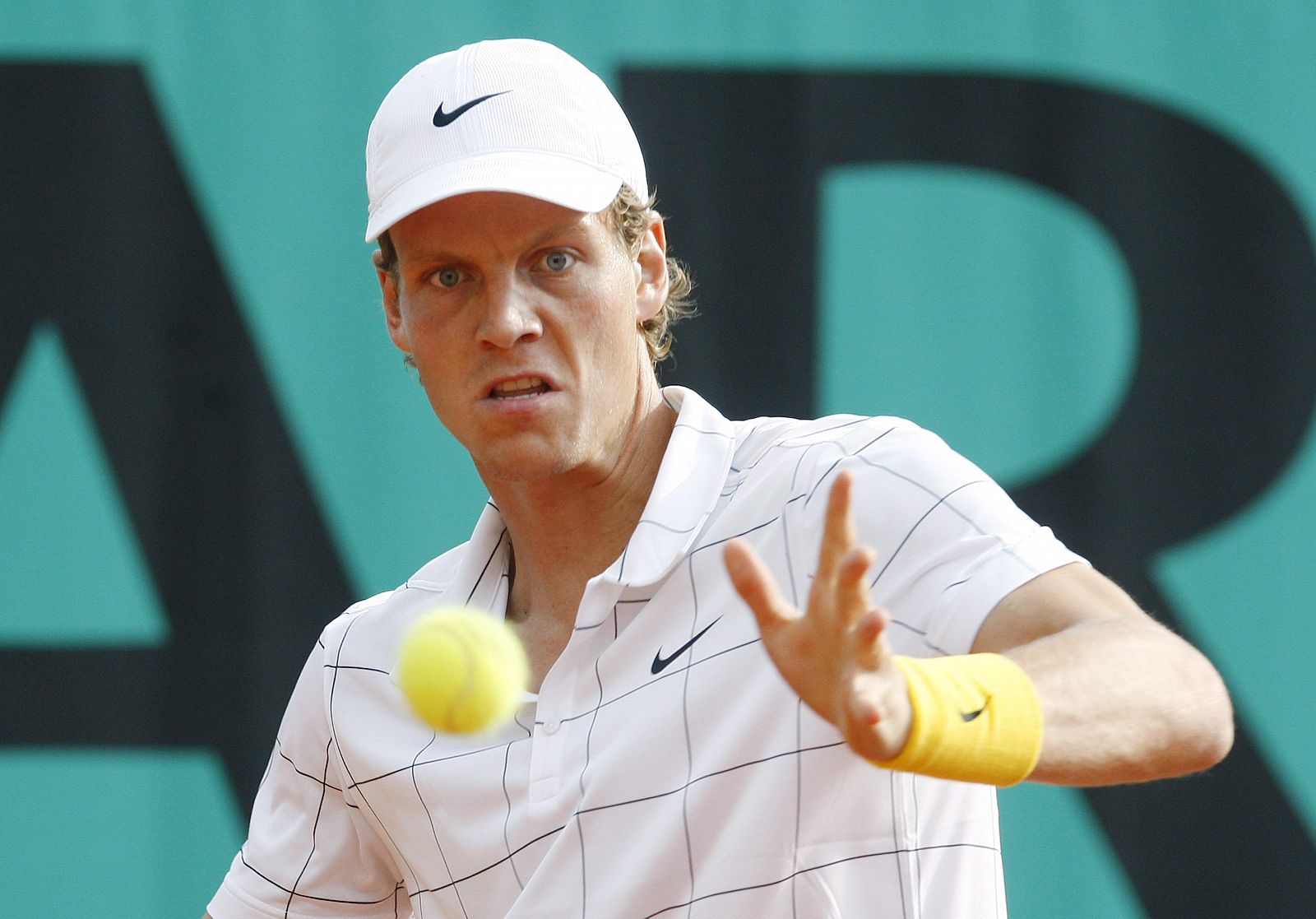 El checo Tomas Berdych devuelve la bola