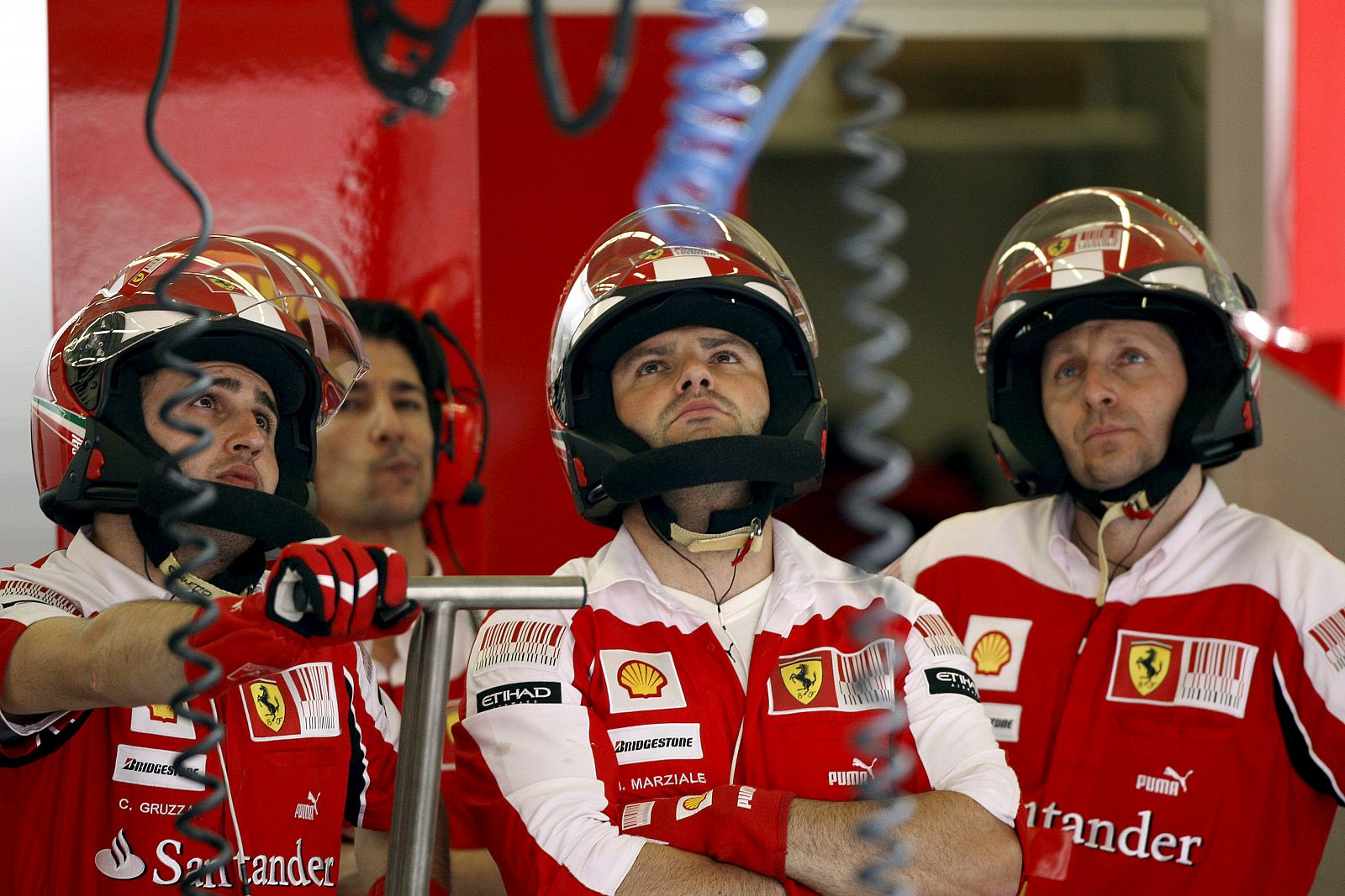 Los mecánicos de Fernando Alonso observan las pantallas durante el GP de Turquía.