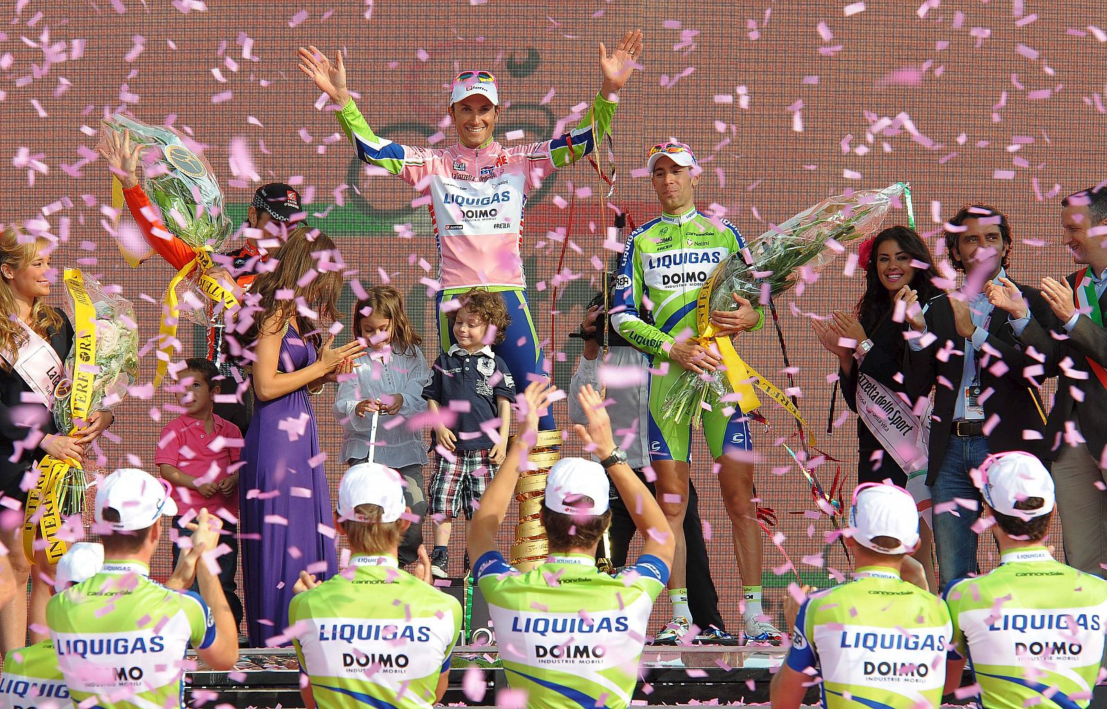 Ivan Basso celebra su nuevo triunfo en el Giro, en el que David Arroyo terminó segundo.