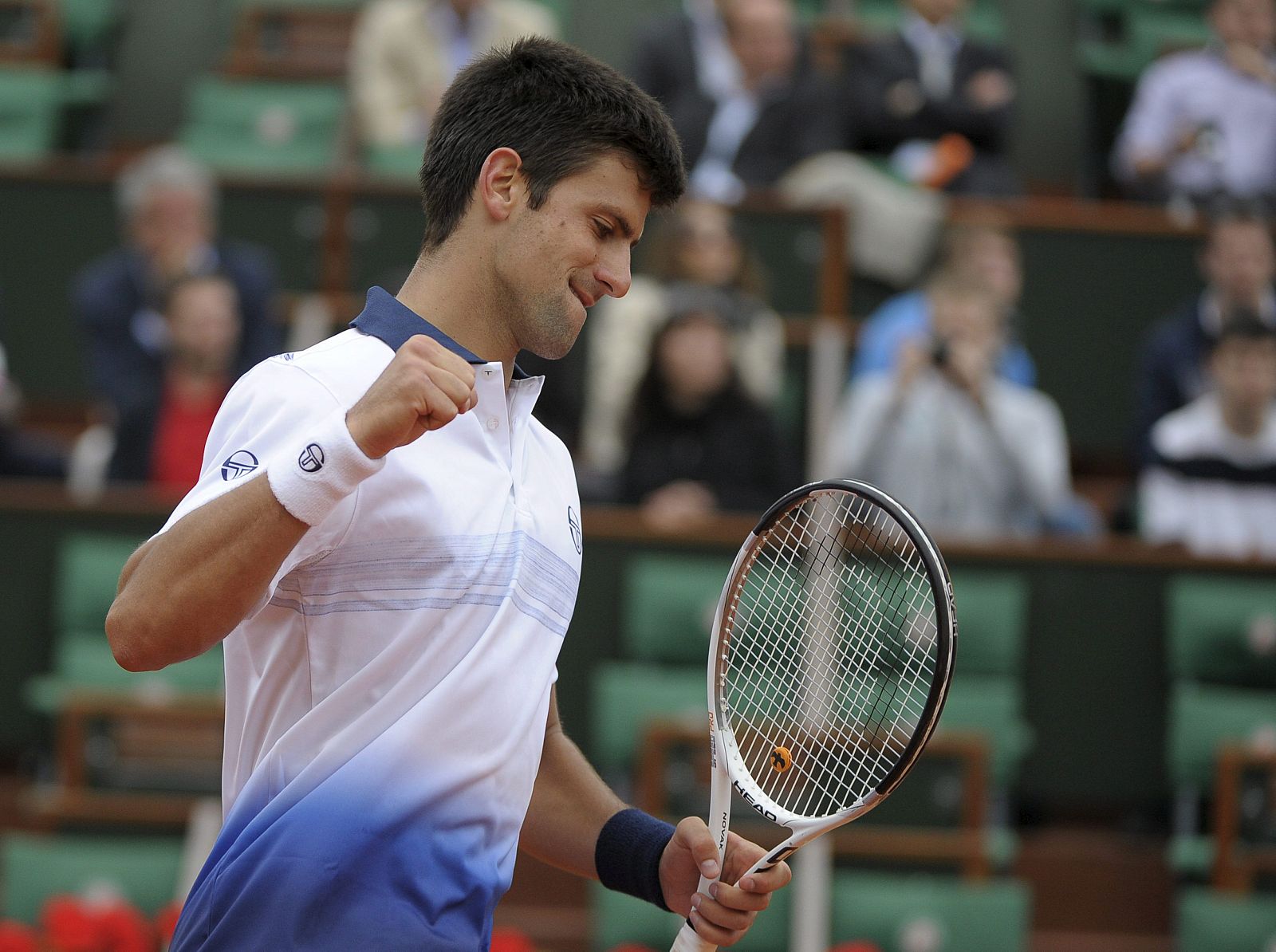 Novak Djokovic celebra un punto en el partido de octavos de final de Roland Garros ante el estadounidense Robby Ginepri.