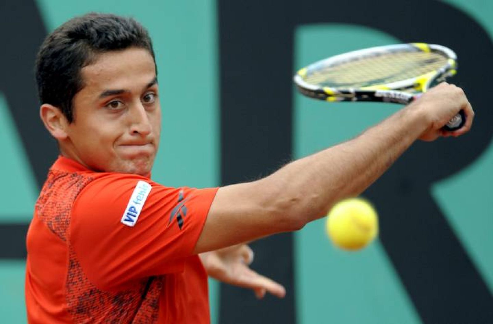 El tenista español Nicolás Almagro devuelve la bola contra su compatriota Fernando Verdasco.