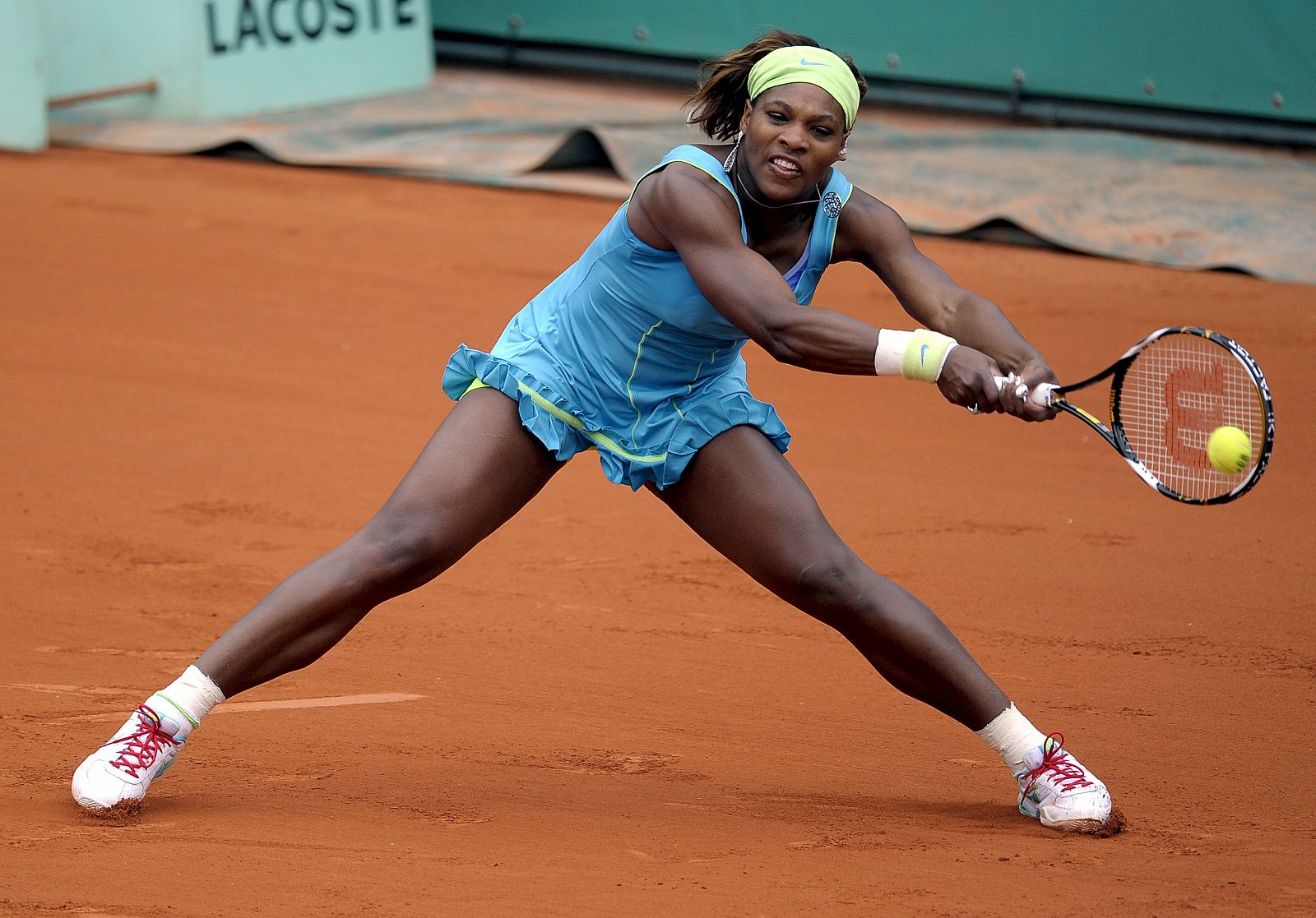 La tenista estadounidense Serena Williams devuelve una pelota a la israelí Shahar Peer.