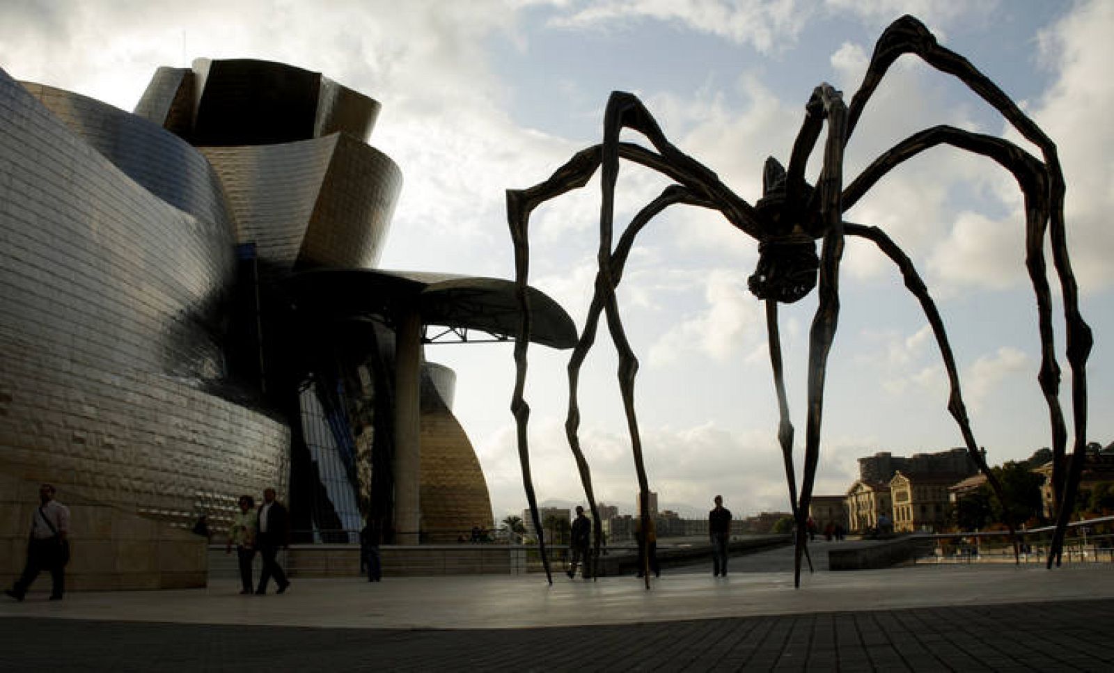Una araña gigante de Louise Bourgeois junto al museo Guggenheim en Bilbao