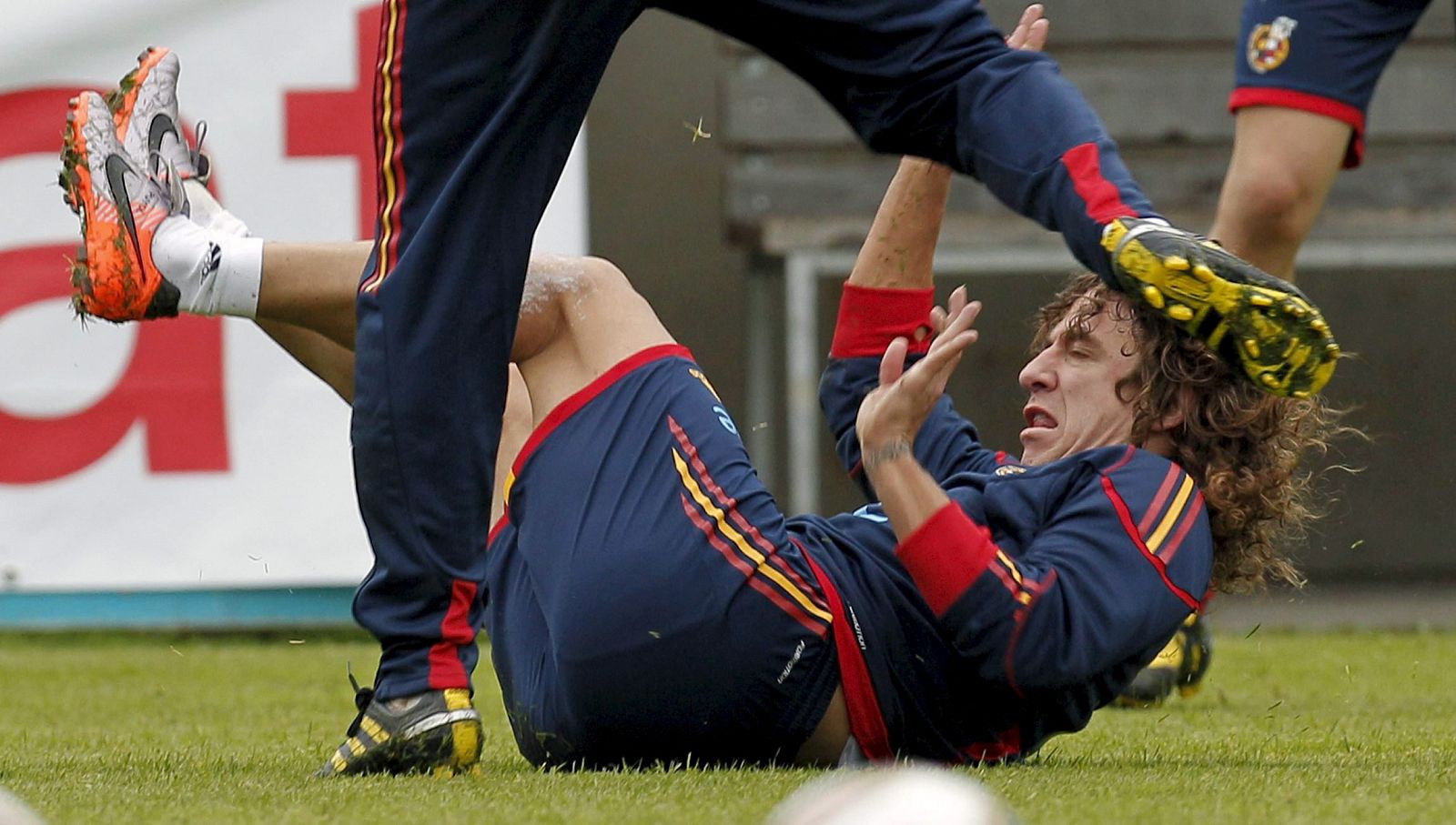 El defensa de la selección española de fútbol Carles Puyol, en el suelo, durante el entrenamiento que realizó la selección española