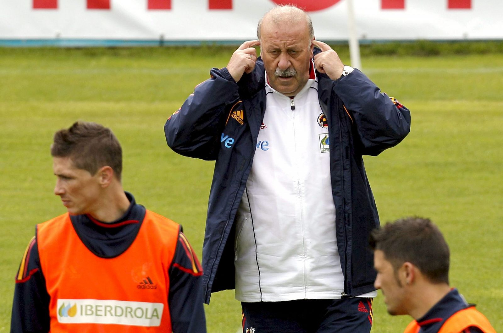 Fernando Torres y David Villa, durante un entrenamiento de la selección, observados por el entrenador Vicente del Bosque.