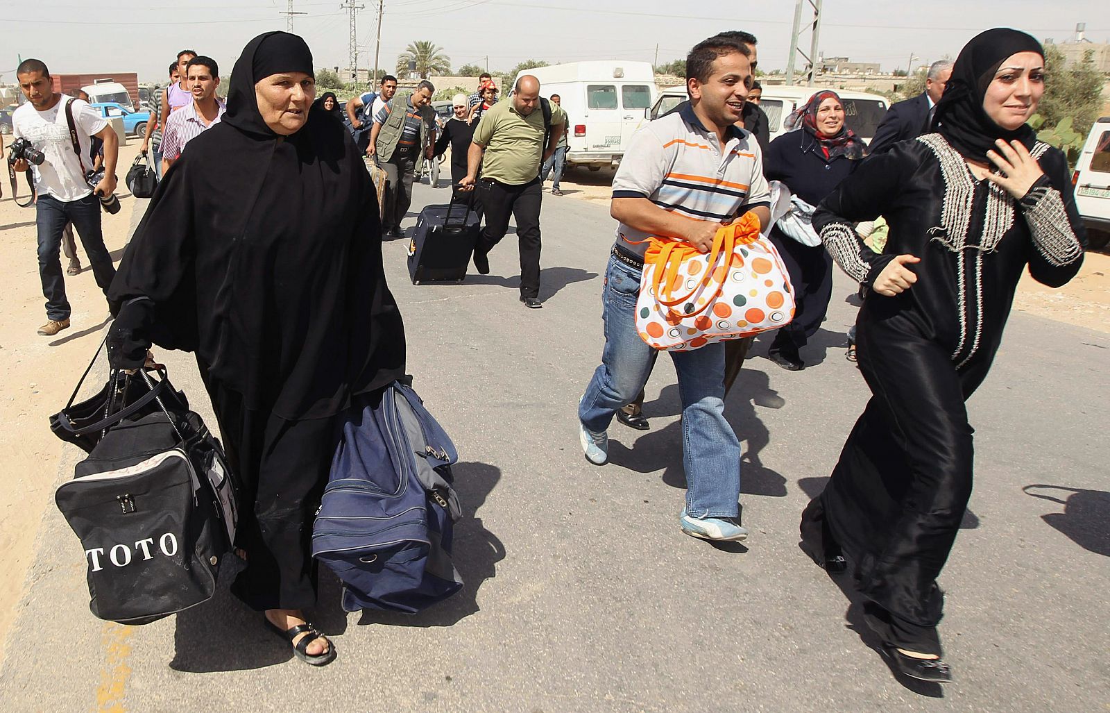 Palestinos llegando al paso de Rafah