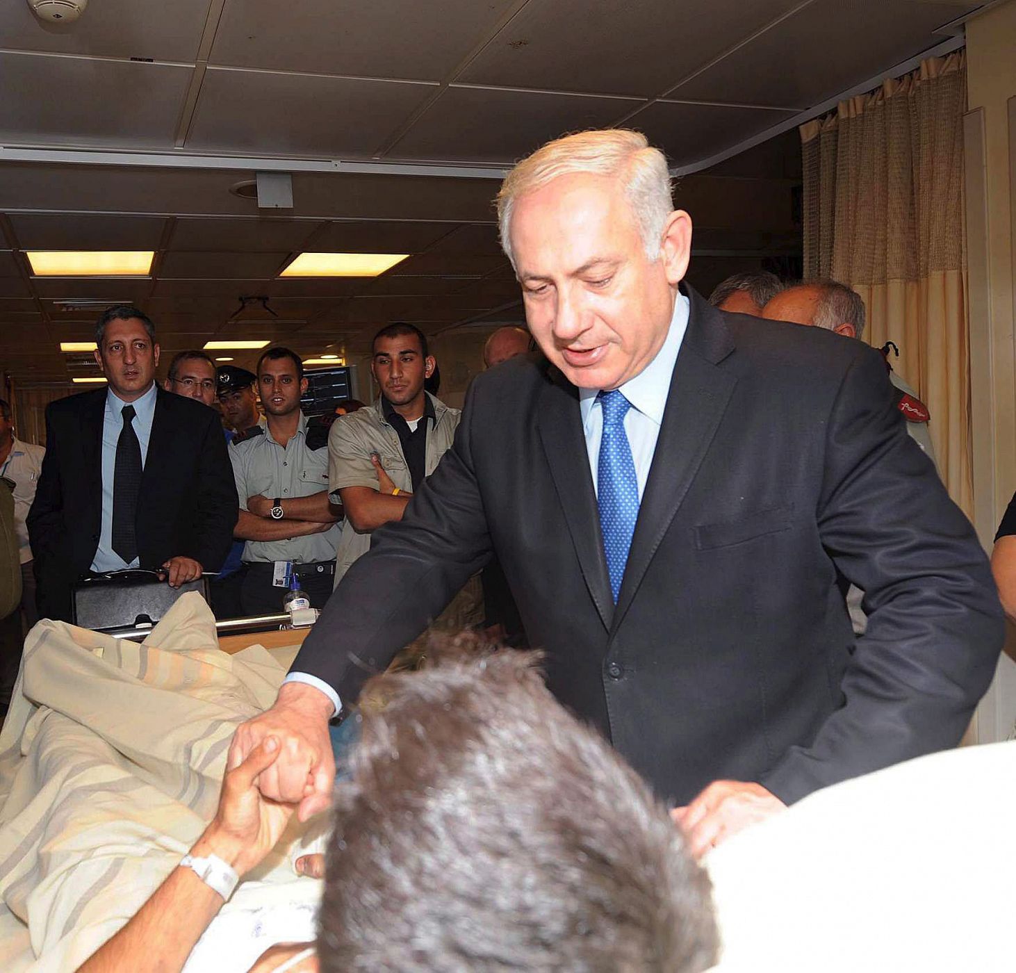 El primer ministro israelí Benjamín Netanyahu visita a uno de los soldados israelíes que resultaron heridos en el ataque