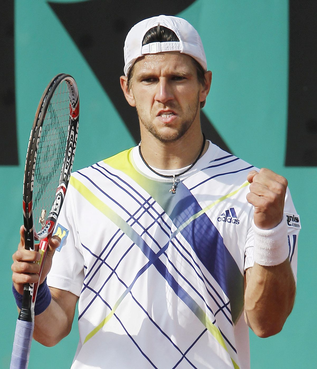 El tenista austriaco Juergen Melzer celebra un punto sobre el serbio Novak Djokovic.
