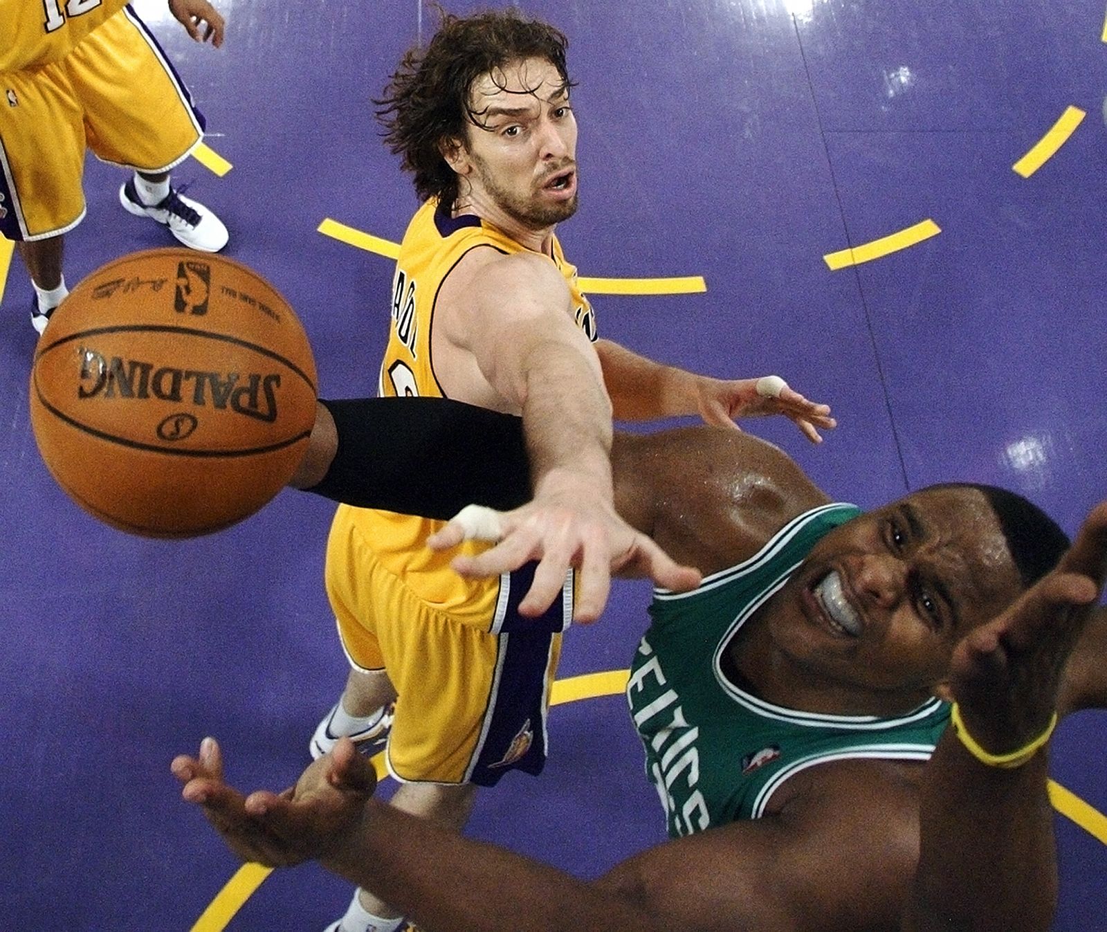 El pivot de los Lakers, Pau Gasol, intenta taponar al jugador de los Celtics de Boston Glen Davis.