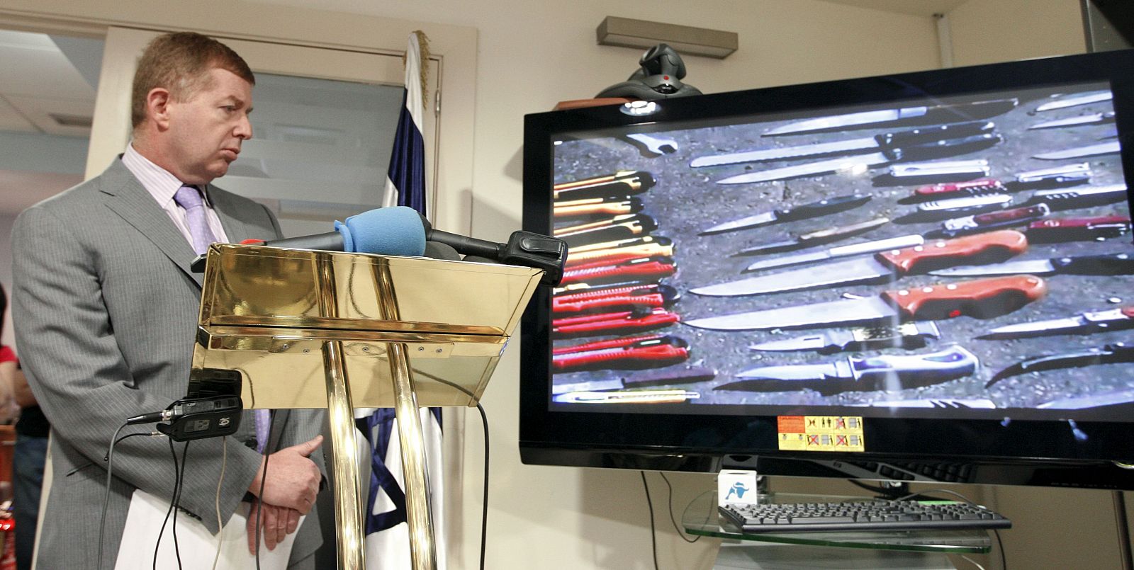 El embajador de Israel muestra las "armas" que había en el barco