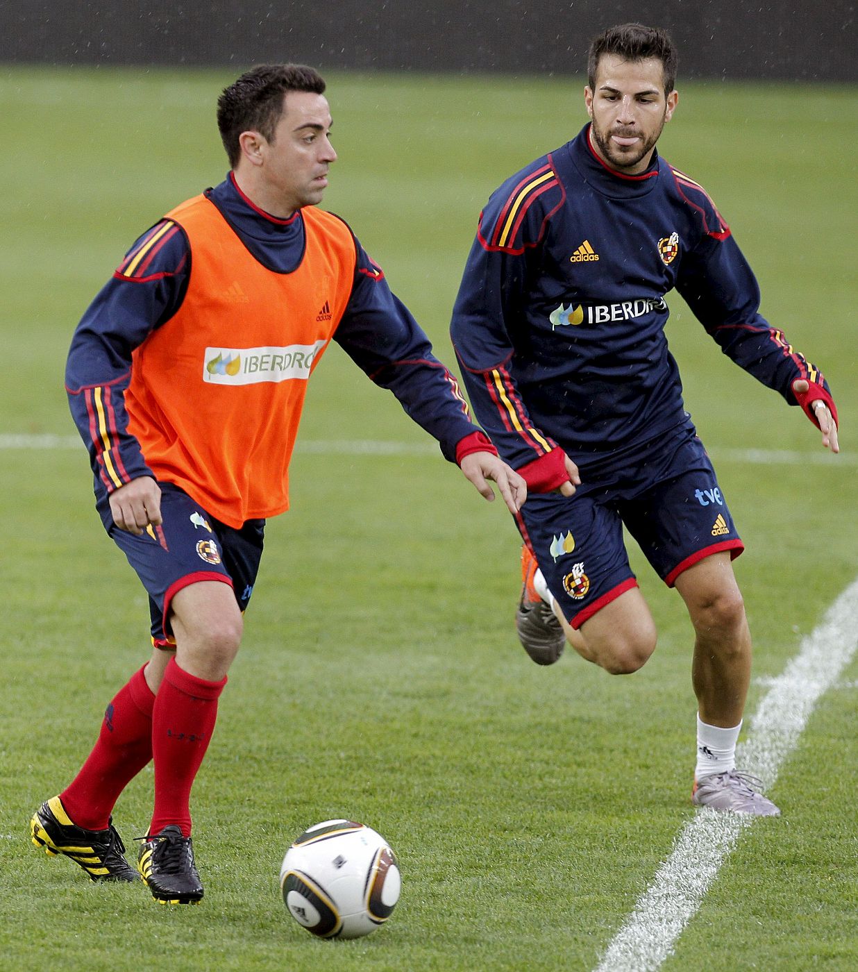 Xavi Hernández y Cesc Fábregas pelean por el balón durante el entrenamiento que la selección española.