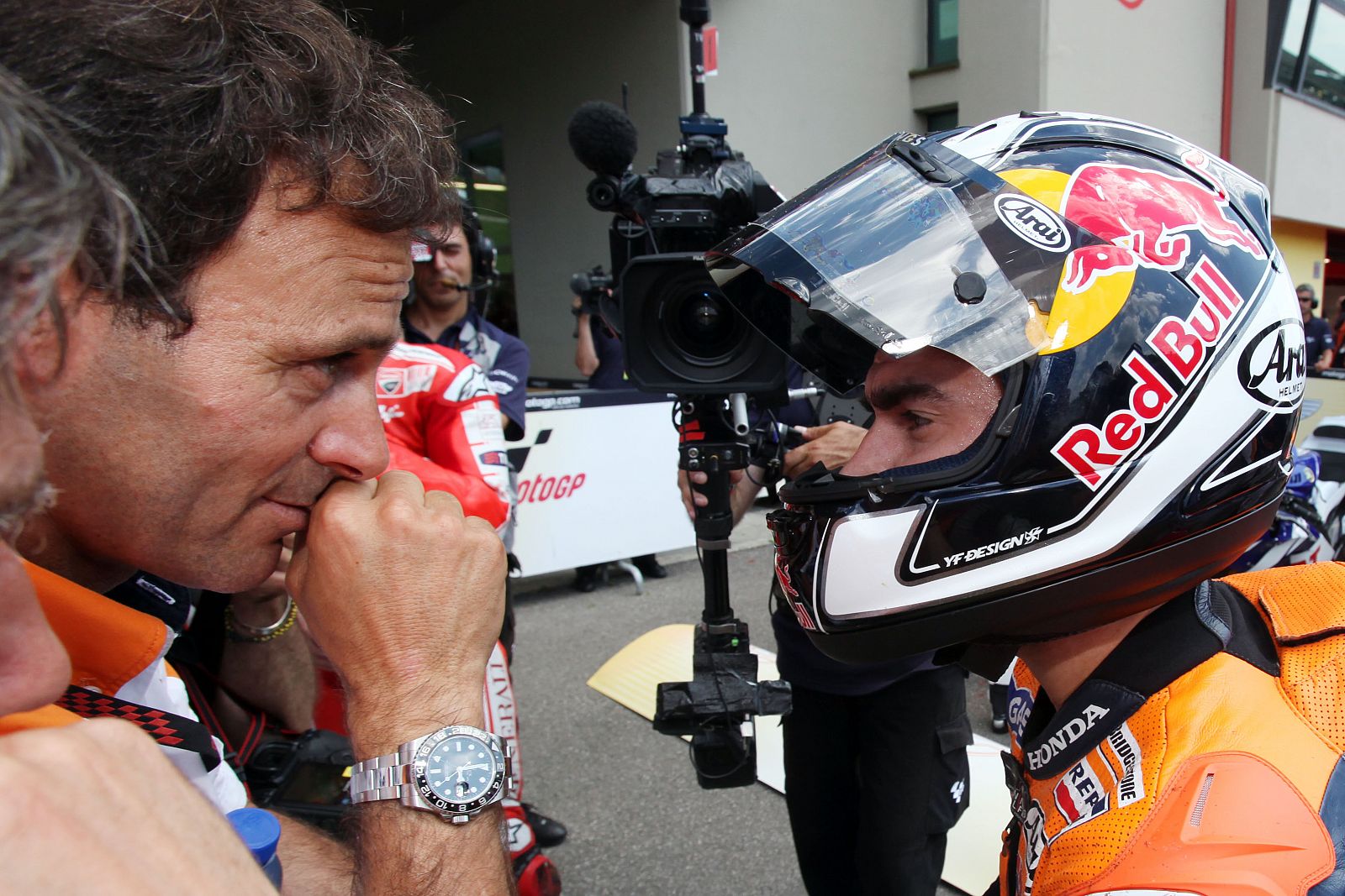 Pedrosa con Alberto Puig en el parque cerrado.