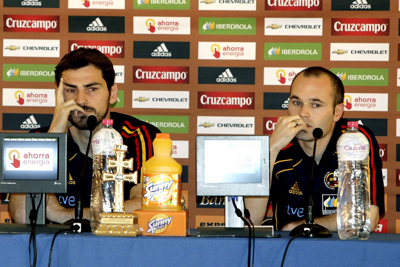 Iker Casillas y Andrés Iniesta, durante la rueda de prensa.