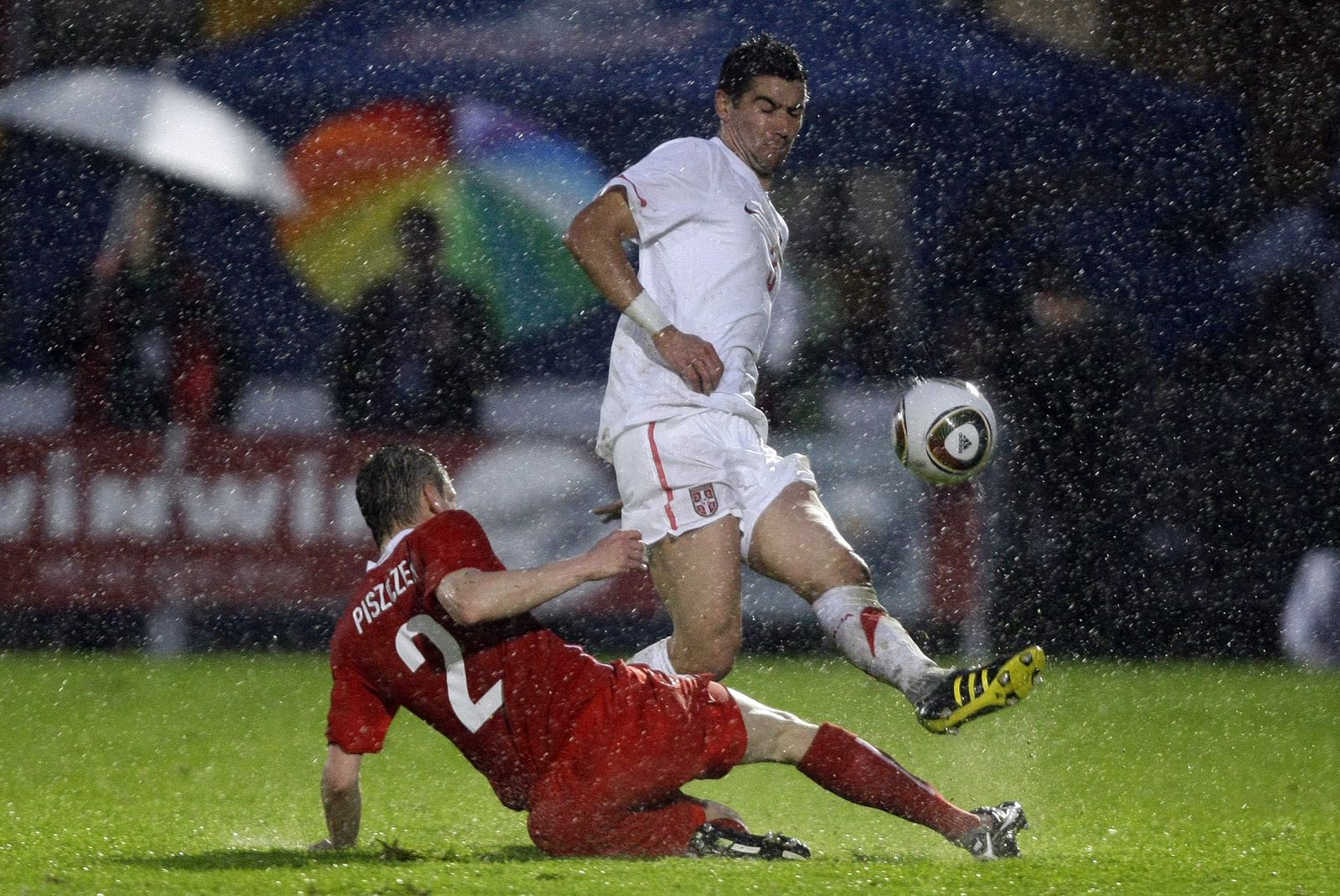 El serbio Aleksander Kolarov lucha por el balón en un partido amistoso contra Polonia.