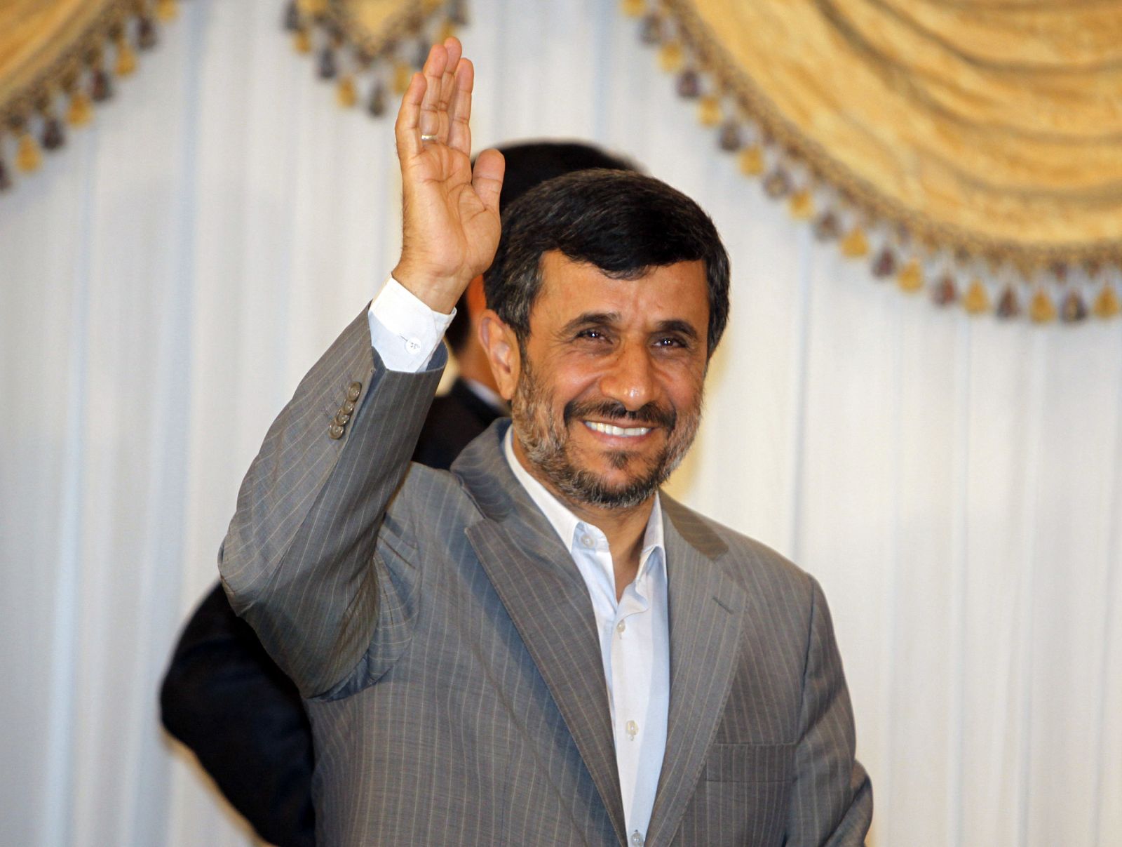 El presidente iraní, Mahmud Ahmadineyad, ha defendido en Estambul el acuerdo nuclear firmado con Brasil y Turquía.