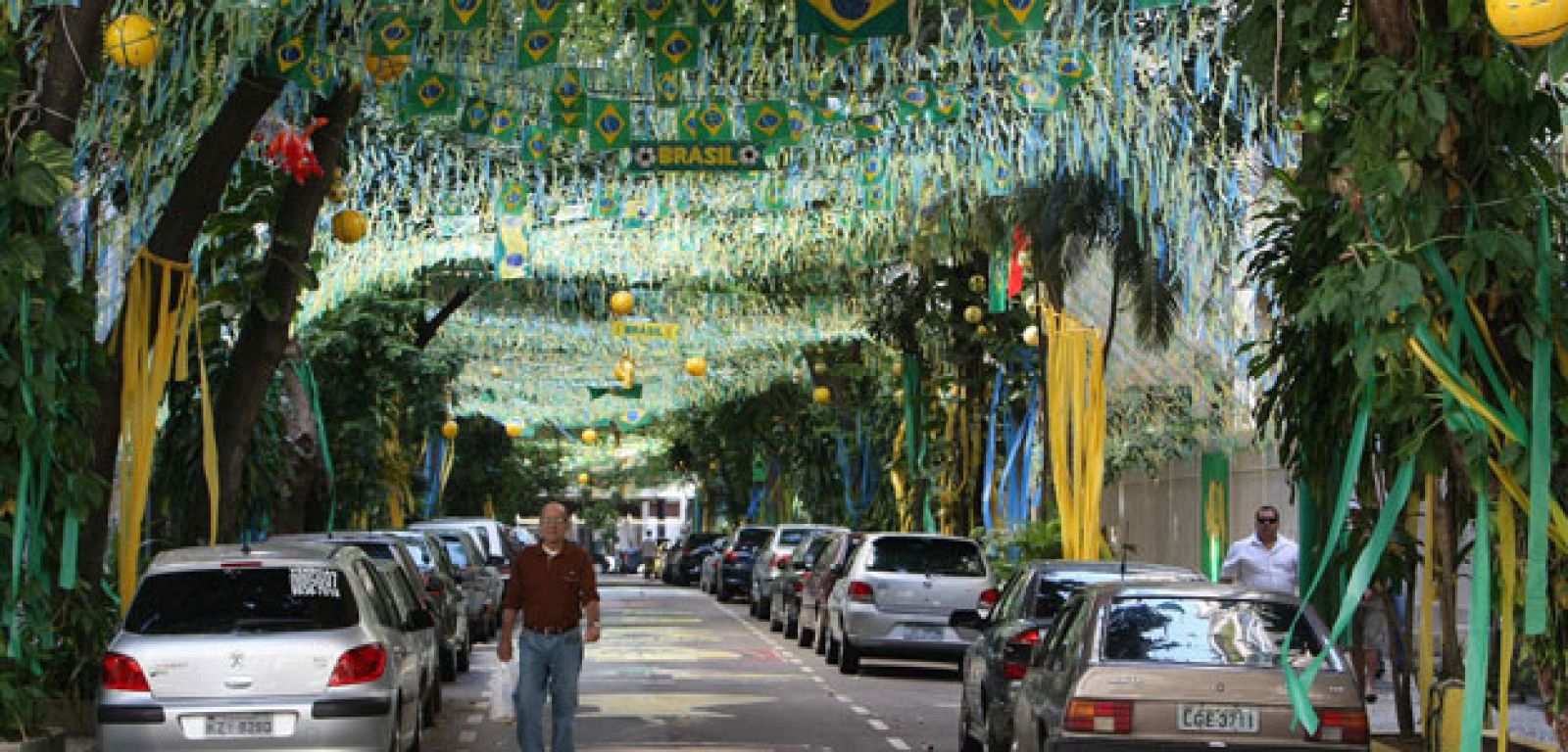 Las calles de Río de Janeiro se decoran con motivo de la cita mundialista de Sudáfrica.