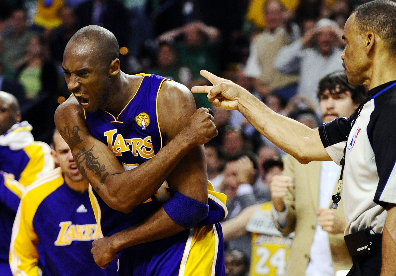 Bryant celebra una canasta en el tercer partido de la final.