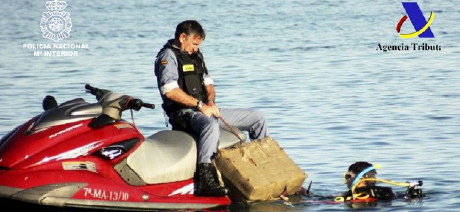 La Policíaha recuperado 700 kilos de hachís del fondo del mar en las proximidades de la playa del Saladillo, en Estepona (Málaga).