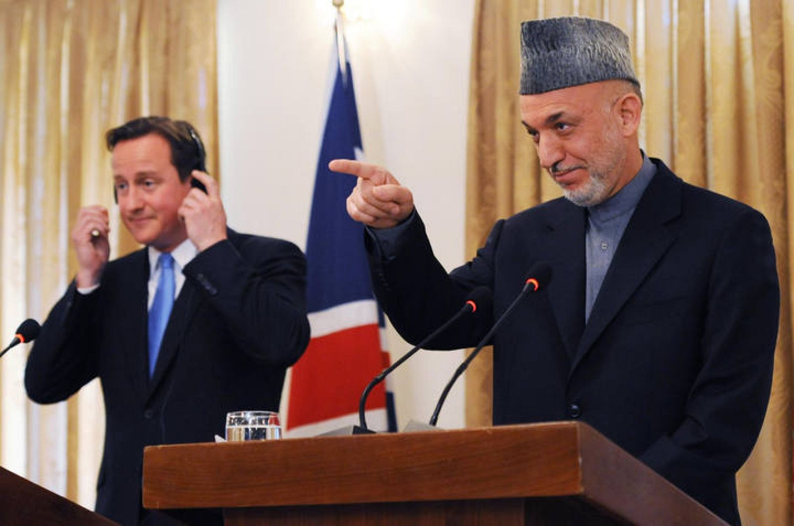 Cameron y Karzai en el palacio presidencial de Kabul  