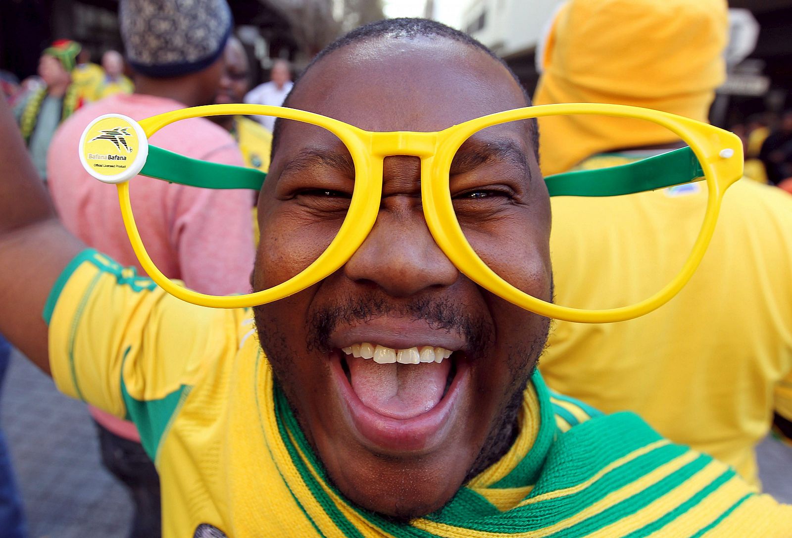 Este aficionado sudafricano se ha equipado para no perder detalle del Mundial.