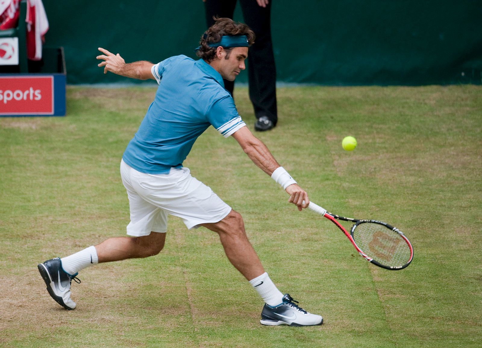 El suizo Roger Federer devuelve una pelota al colombiano Alejandro Falla