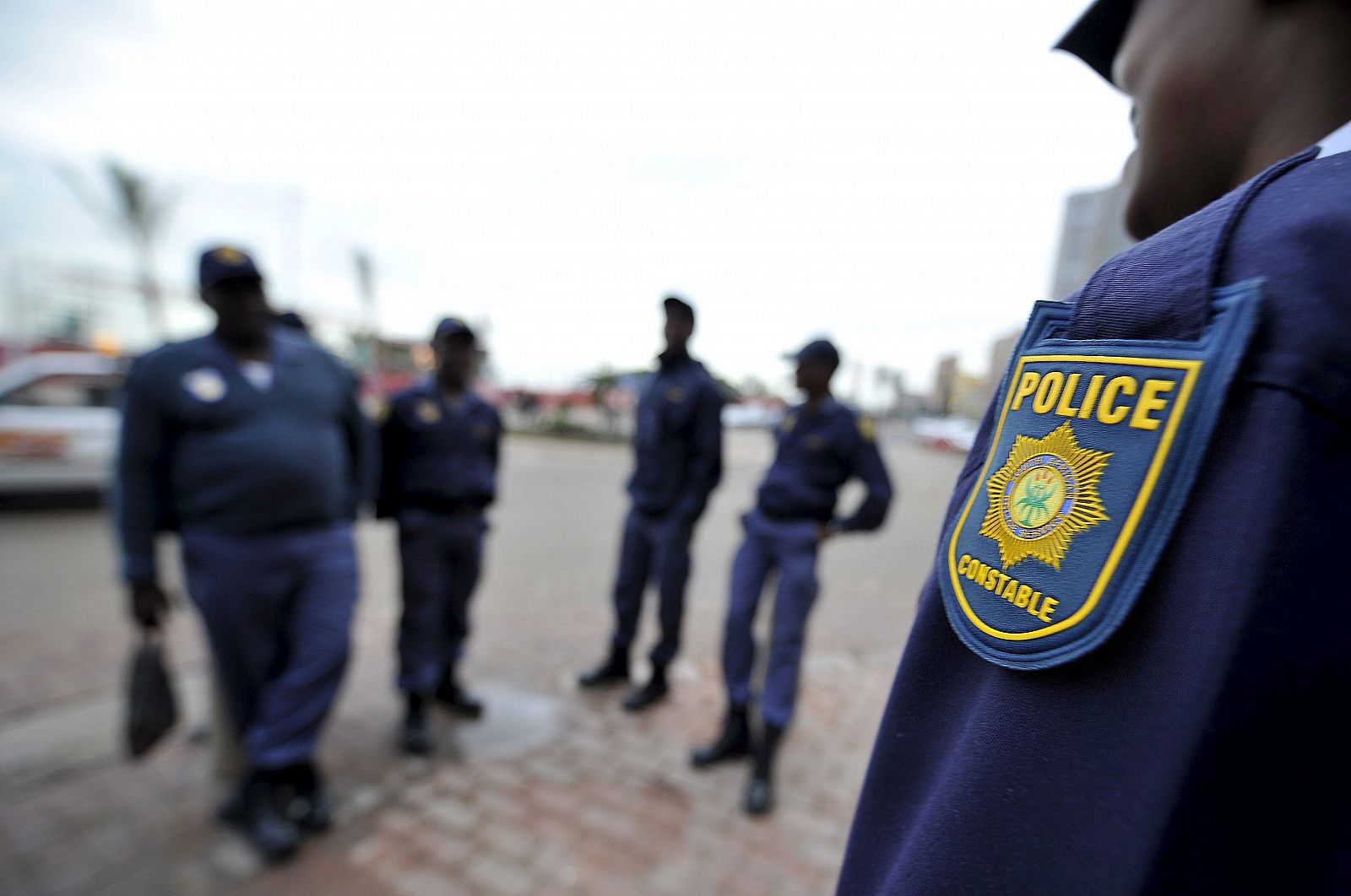 Policías sudafricanos patrullan una calle de Durban, Sudáfrica