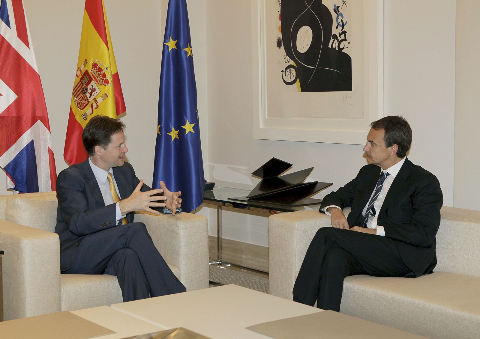 El presidente del Gobierno, José Luis Rodríguez Zapatero, durante la reunión que ha mantenido con el viceprimer ministro británico, Nick Clegg, en el Palacio de la Moncloa.
